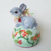 ［羊毛針刺し］ ウサギと山帰来