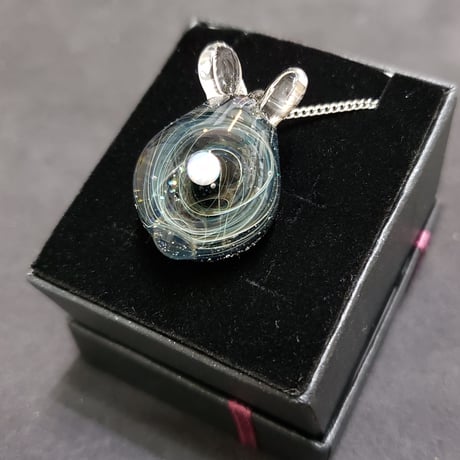 宇宙うさぎのペンダント‐631