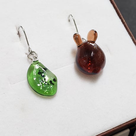 キウイとミニうさぎのピアス（イヤリング変更可）
