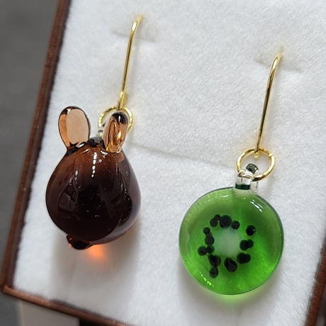 キウイとミニうさぎのピアス（イヤリング変更可)