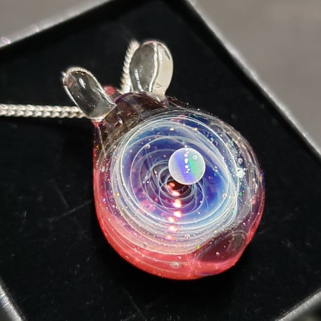 宇宙うさぎのペンダント