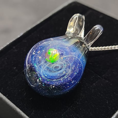 宇宙うさぎのペンダント-