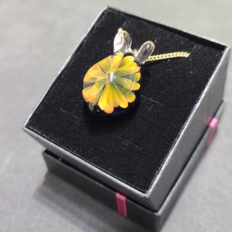 お花うさぎのペンダント-金木犀-830