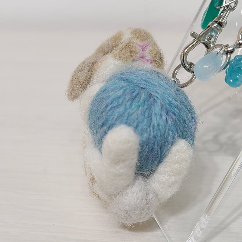 バッグチャーム] ウサギと毛糸玉（水色紫陽花） | rabbica ONLINE STORE