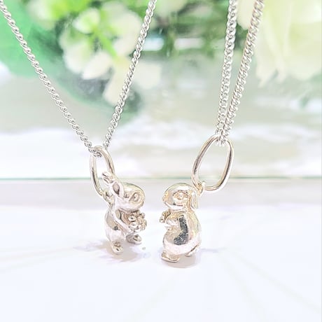 お花持ちうさぎのペンダントトップ【※ペンダントトップのみ】