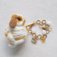 [バッグチャーム] ウサギと毛糸玉 (ﾌﾞﾛｰｸﾝｵﾚﾝｼﾞ)