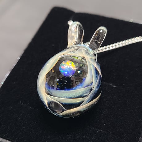 宇宙うさぎのペンダント-