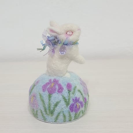 [羊毛針刺し(ミニ)]  ウサギ(花菖蒲)