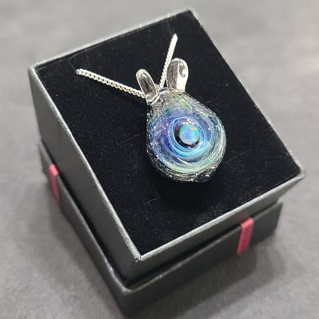 宇宙うさぎのペンダント-