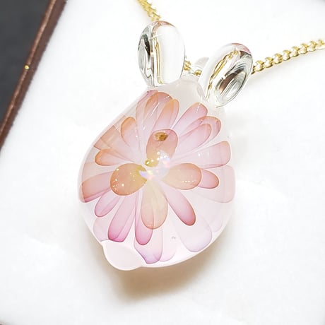 【春限定】桜うさぎのペンダント(三日月オパール入り)-