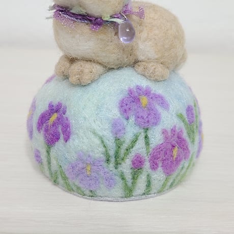 ［羊毛針刺し］ウサギ(花菖蒲)