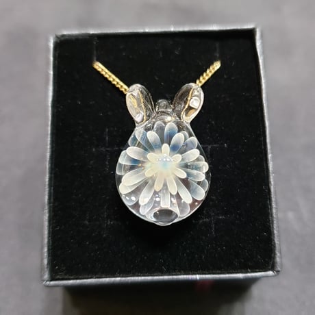 雪の華うさぎのペンダント‐ 641
