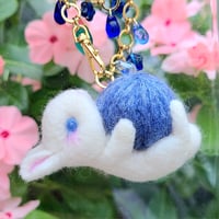 [バッグチャーム] ウサギと毛糸玉(藍星紫陽花)