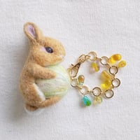 [バッグチャーム] ウサギと毛糸玉(ミモザ)