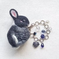 [バッグチャーム] ウサギと毛糸玉 (ﾌﾞﾗｯｸｼﾙﾊﾞｰﾏｰﾁﾝ)