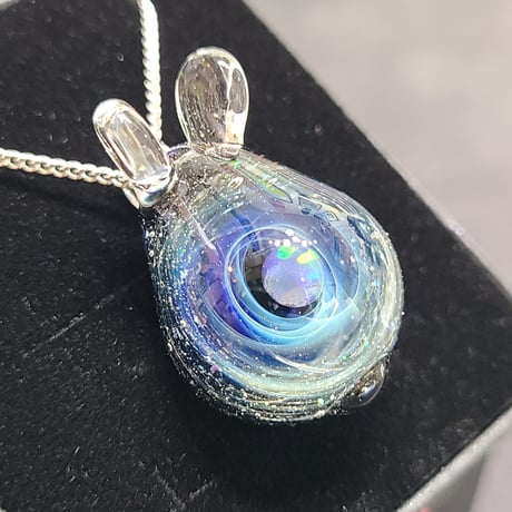 宇宙うさぎのペンダント-
