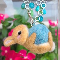 [バッグチャーム] ウサギと毛糸玉(浅縹紫陽花)