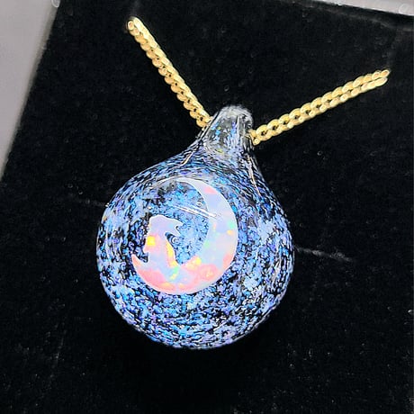 星屑のペンダント(三日月に佇むうさぎのオパール入り)-