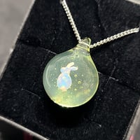 満月のペンダント(立ち耳うさぎ型オパール入り)