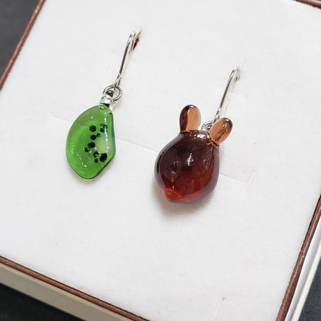 キウイとミニうさぎのピアス（イヤリング変更可）