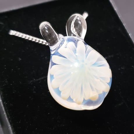 雪の華うさぎのペンダント‐683