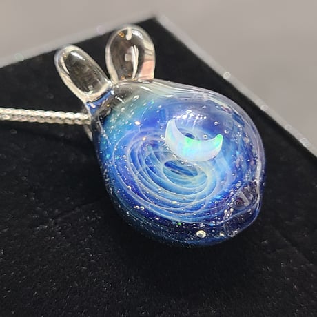 宇宙うさぎのペンダント（三日月オパール入り）