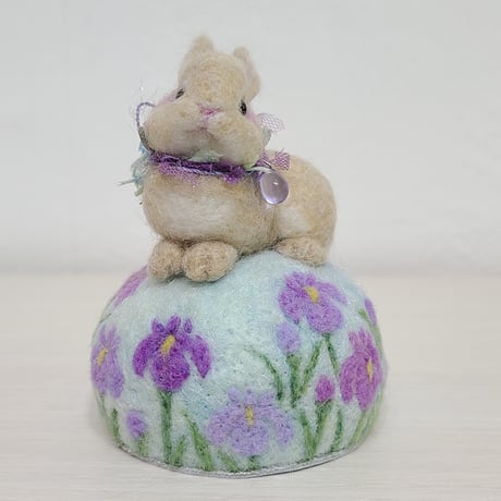 ［羊毛針刺し］ウサギ(花菖蒲)