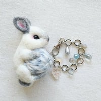 [バッグチャーム] ウサギと毛糸玉(霜降)