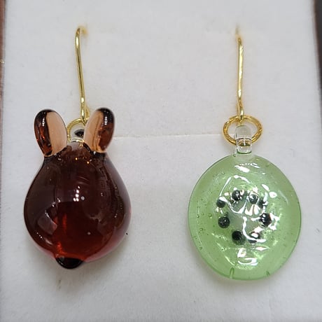 キウイとミニうさぎのピアス（イヤリング変更可）-821