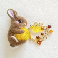 [バッグチャーム] ウサギと毛糸玉 (落ち葉)