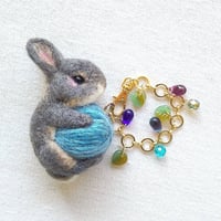[バッグチャーム] ウサギと毛糸玉 (野葡萄)