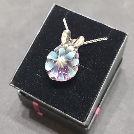 雪の華うさぎのペンダント-