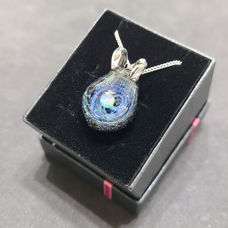 宇宙うさぎのペンダント-