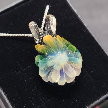 虹の花うさぎのペンダント-