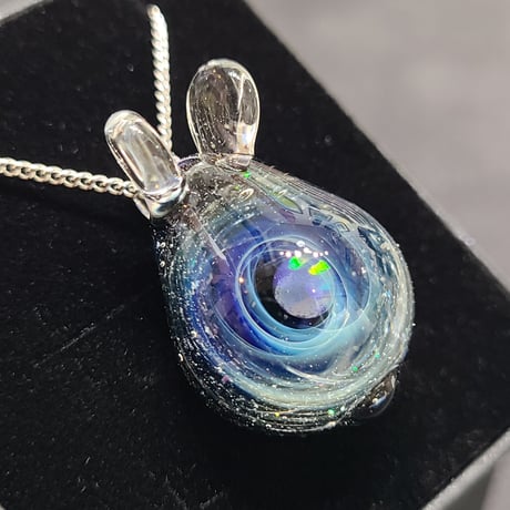 宇宙うさぎのペンダント-