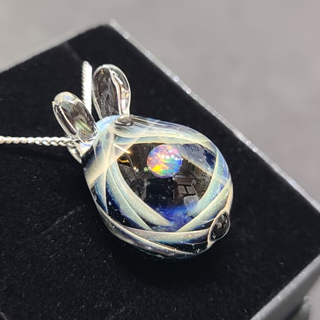 宇宙うさぎのペンダント-