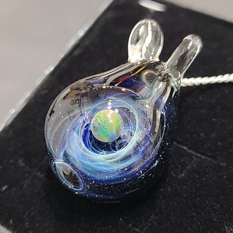 宇宙うさぎのペンダント-