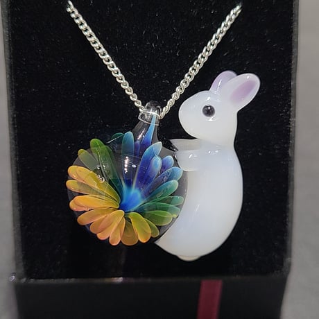 うさぎと虹の花のペンダント-