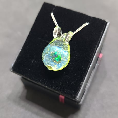 水面うさぎのペンダント(色変化ガラス使用オパール入り)-
