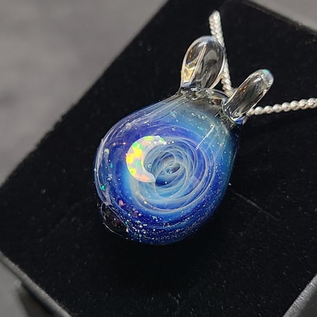 宇宙うさぎのペンダント（三日月オパール入り）