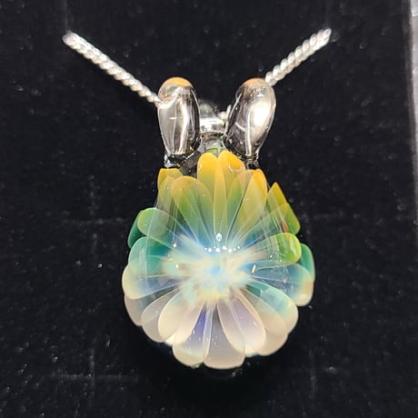 虹の花うさぎのペンダント-