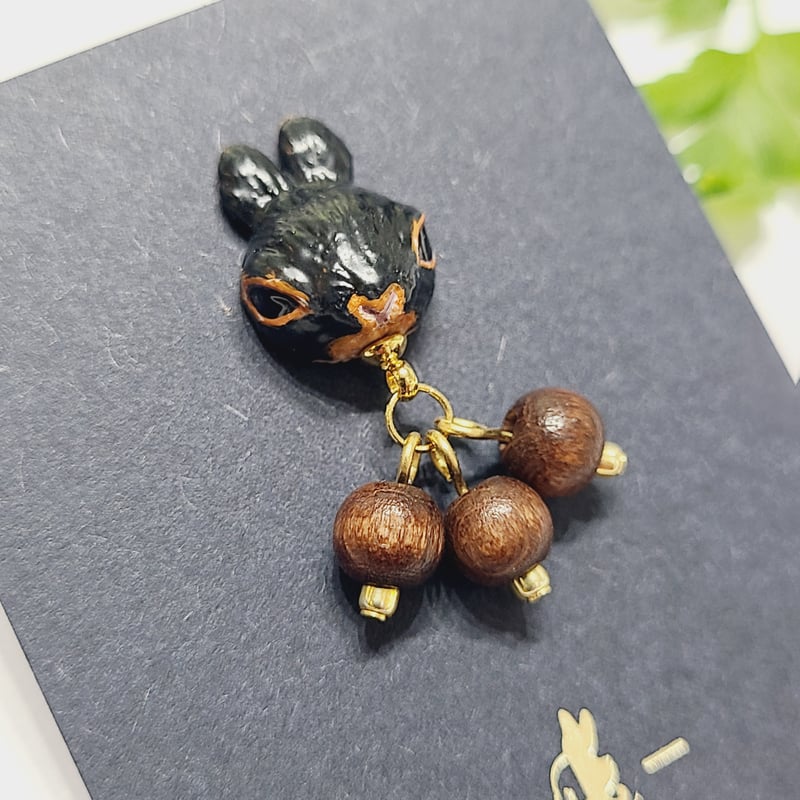 ○ふんばりうさぎ○ピアス 【立ち耳・タンズブラック】 | rabbica