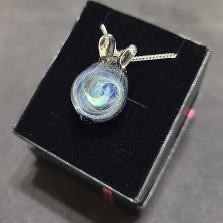 宇宙うさぎのペンダント（三日月オパール入り）