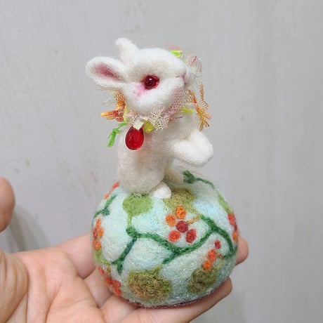 [羊毛針刺し(ミニ)]  ウサギと山帰来