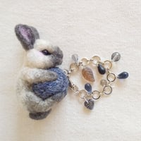 [バッグチャーム] ウサギと毛糸玉（影）