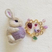 [バッグチャーム] ウサギと毛糸玉（グレープ）