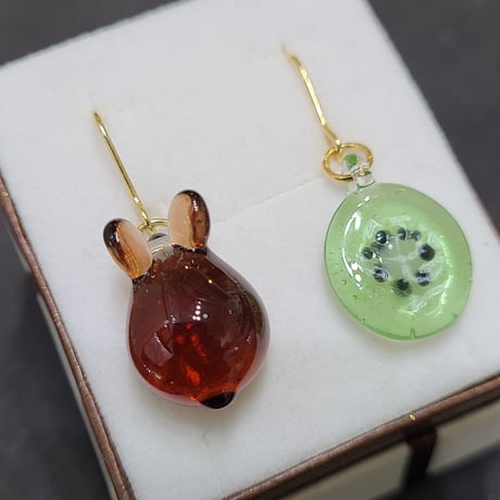 キウイとミニうさぎのピアス（イヤリング変更可）-821