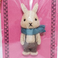 ブローチ ウサギ ブラウン （つりズボン・Ｓアオミドリ）