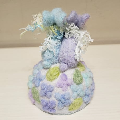 ［羊毛針刺し］ウサギと砂糖菓子紫陽花