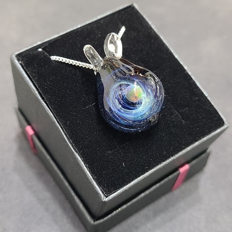 宇宙うさぎのペンダント-